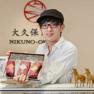 他では入手しにくい最高品質の馬肉はお土産としても喜ばれます。
大久保商店オリジナルの自家製にんにく辛子味噌（120円）もぜひご一緒に。

大久保商店の公式サイトからはネット注文が可能です。
こちら：
http://www.nikuno-okubo.jp/