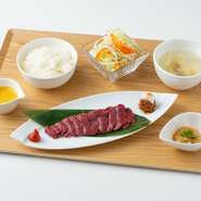 【大久保商店】の馬肉料理はどれもおいしいですが、やはりシンプルに美味しさを味わうには馬刺しがおすすめです。『サクラサク丼』ではモモ、ロース、ヒレの3種類の部位が選べます。