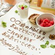 立食or着席スタイル、訪れる人の年齢層、料理の内容、飲み放題の有無など、スタッフに細かく相談することをおすすめ。幹事の気持ちを汲み取りながら、皆を盛り上げるため様々な提案をしてもらえます。