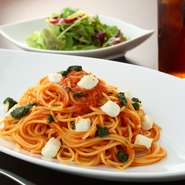 ランチタイムには、パスタをオーダーすれば全てサラダとソフトドリンク付くのでとてもお得！