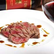 サッとボイルして食感や身の甘みを楽しみたいときは“天使の海老”。殻からでる出汁やミソなど、海老そのものを全部味わいたいときは“スカンピ”など。脇役としても主役としても食べられる素材だと思います。