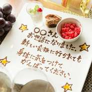 ディナータイムでは照明を少し暗めに落としキャンドルの火が揺れる中で静かにお食事が楽しめます。
接待でも退社後の軽い食事でもお使いいただけます。