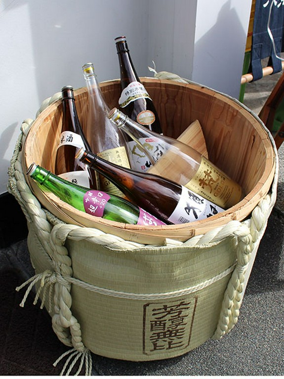 全国各地の地酒のほか、『養命酒サワー』なども飲めるお店