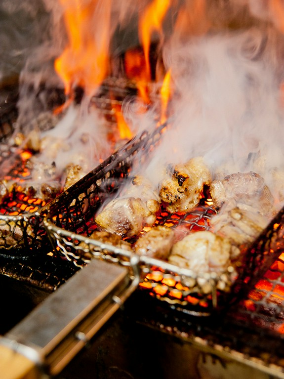 備長炭を使ってじっくりと焼き上げる美味しい焼鳥