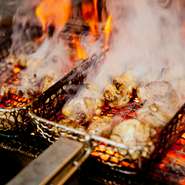 職人が丁寧に焼き上げた焼鳥は、お酒のおつまみにも食事にもぴったりの一品。せせりやきもなど、阿波尾鶏を丸ごと堪能できます。朝びきどりを使用した串メニューが豊富。