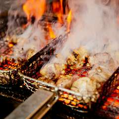 備長炭を使ってじっくりと焼き上げる美味しい焼鳥