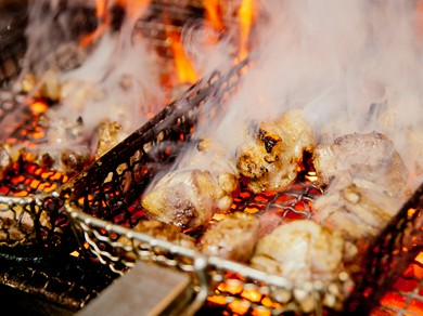 備長炭を使ってじっくりと焼き上げる美味しい焼鳥