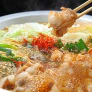 口いっぱいに牛肉の旨味が広がります。
炭炭究極のもつ鍋！！
モツ鍋の選べるダシ
醤油、塩、チゲのダシからお選び下さい。