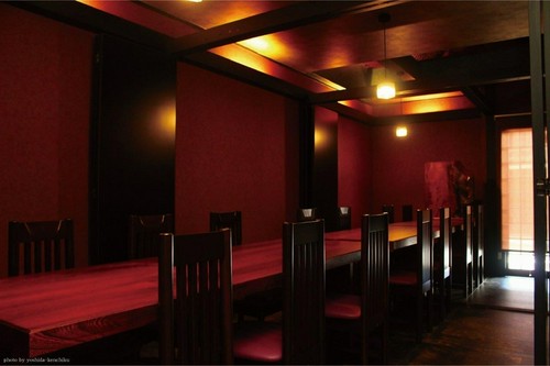 コンパクトながら、団体でも楽しめる店内