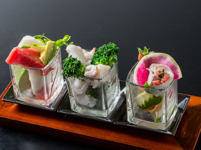 幅広い内容の一皿を、豊富なお酒に合わせて