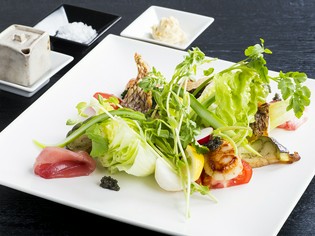 様々な食材と調理法を融合させた『ほとなりにぎわいサラダ』