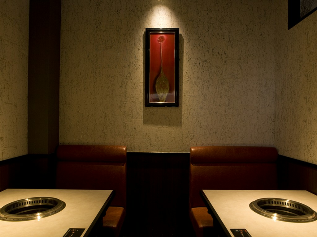 モダンで落ち着いた雰囲気の店内で、静かにしっとりとお食事を