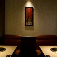 静かで落ち着いた雰囲気の店内。個室もあるので、大切な方をもてなす接待やお食事会に、また友人や家族の記念日にゆったりとお食事ができます。厳選された和牛の焼肉を、ワインやシャンパンと共にいかが。