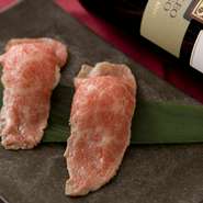 リブロースの中でも希少な部位をお寿司で。少し炙ることで香ばしさが加わり、お肉の美味しさが際立ちます。
