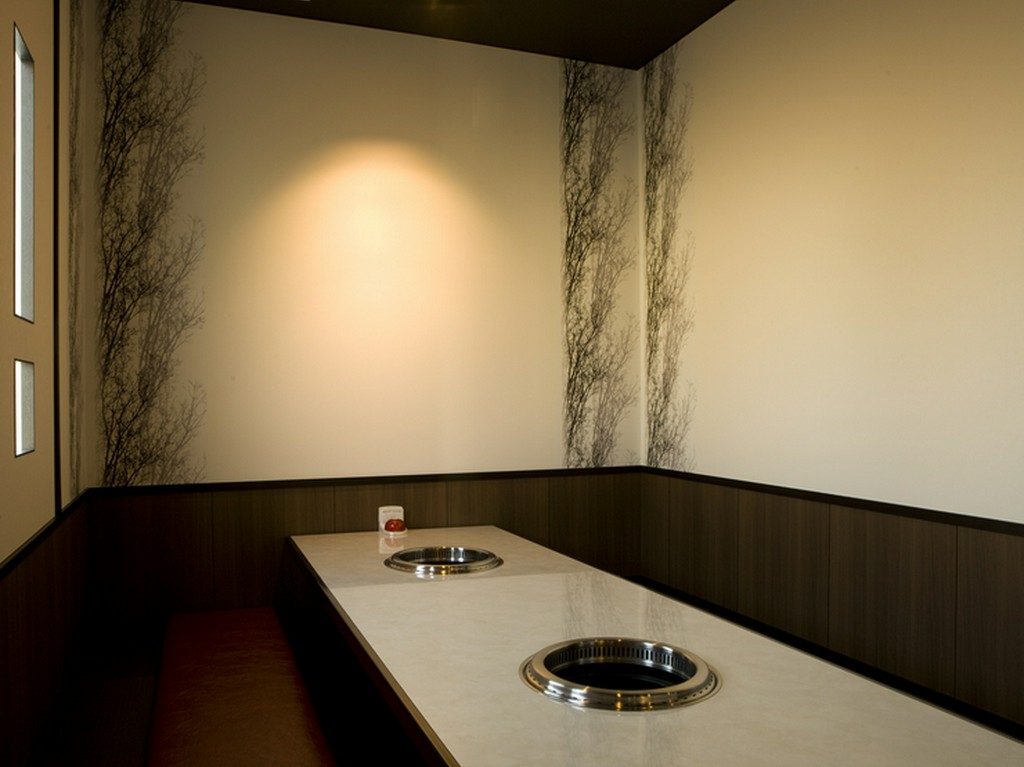 おしゃれで落ち着いた空間で、しっとりと食事を楽しめます