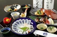 その日にオススメの刺身の他、三種のお通し、焼き物、揚げ物、季節の一品、お蕎麦で締めくくられる『ひで蔵コース』は、税別4000円。その日の気候や仕入れに合わせたお品書きで作る看板メニューです。