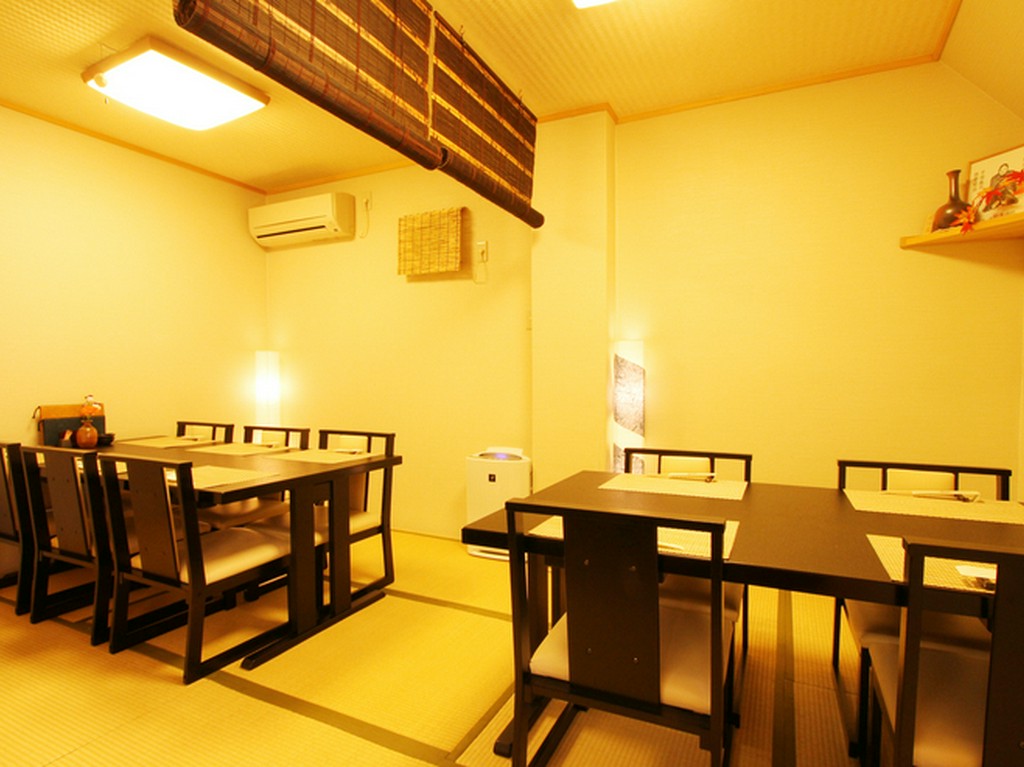 座敷にテーブルセットを配した居心地のよい空間