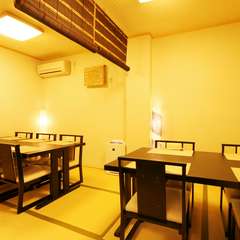 座敷にテーブルセットを配した居心地のよい空間