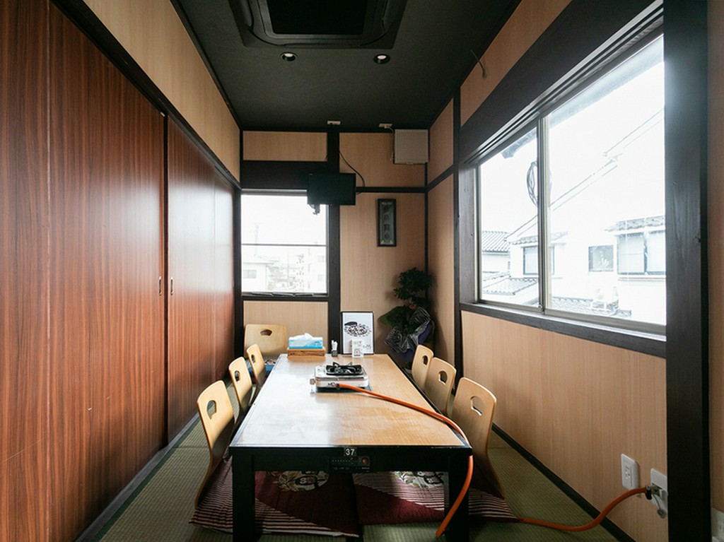 少人数から利用できる、人気の個室席で食事を堪能