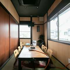 少人数から利用できる、人気の個室席で食事を堪能