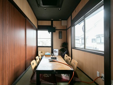 少人数から利用できる、人気の個室席で食事を堪能