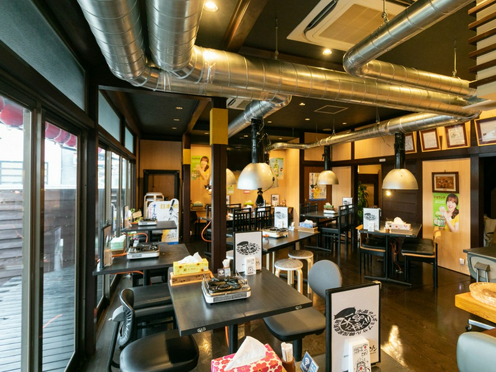 シンプルでシック、落ち着いた空間はデートにもハナマル