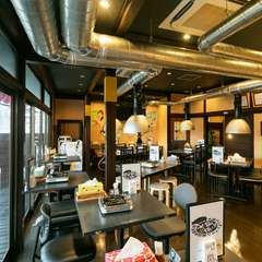 シンプルでシック、落ち着いた空間はデートにもハナマル