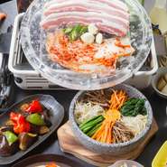 水晶プレートで焼くので見ためも美しい！お客様も大喜び間違い無し！更に！今韓国や新宿新大久保で話題沸騰中のチーズカルビやチーズダッカルビも是非食べて下さい！めちゃくちゃ美味しいですよ！