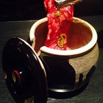 竹原産の峠下牛カルビを特製ヤンニョムで漬け込んだ無茶苦茶美味しい絶品焼肉です!ヤンニョンカルビ
