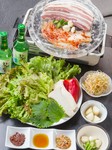 サムギョプサルにお野菜のついたお得なセット！　
焼きキムチ・スライスニンニク・青唐辛子・白ネギのピリ辛和え・サンチュ・エゴマの葉