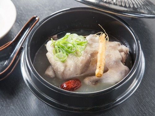 若鶏をやわらかく煮込んだ、薬膳料理の定番『サムゲタン』