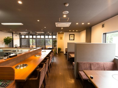 清潔感のある落ち着いた空間で肉料理の数々を堪能