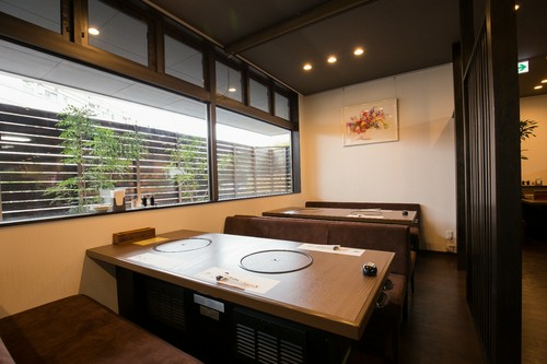 ゆったり落ち着いた空間で、極上の肉料理が味わえます