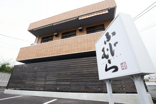 丸亀城の天守閣を見上げるお店です