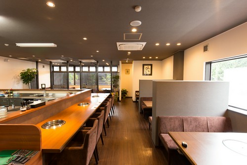 仕切りのあるテーブル席