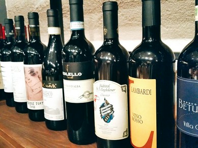 バラエティ豊かな厳選イタリアワインを常時40種以上ご用意