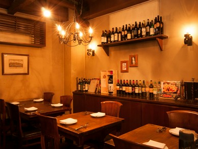 ワイングラスを傾けながら、大切な人と特別なひと時