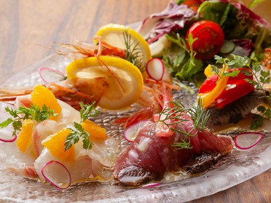 日本各地の旬を感じられる一皿『本日の魚介類の前菜盛り合わせ』