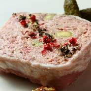 和食の枠を超え洋のエッセンスも取り入れた創作料理が楽しめます。鶏ダシにこだわった『パテ』や『テリーヌ』も楽しめます。感性豊かなメニューの数々は、お祝い事にも最適な一軒です。