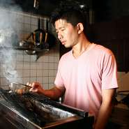 「鳥肉」にこだわり、鶏、鴨、うずら、ハトなどいろいろな種類の肉を和洋折衷にアレンジして提供。秋の狩猟解禁後はジビエも楽しめます！　都会の街中で野趣あふれる味を満喫できる贅沢なひとときを。