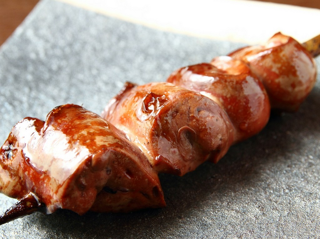 比内地鶏ならではの旨みを感じる備長炭で焼いた『レバー』