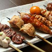 1本ずつ出てくる焼きたての焼き鳥をおまかせで8本楽しめるコース。野菜も織り交ぜて出てくる万能コース。