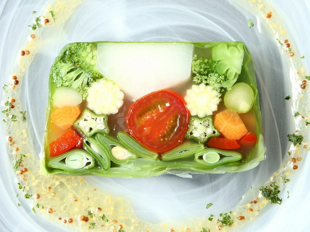 鳥へのこだわりを凝縮した逸品『10種類の野菜のテリーヌ』
