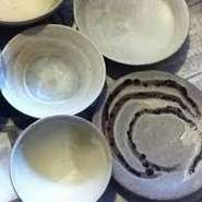 【神楽坂　睦】のお料理には決まった形がなく、ひとりひとりに合うお皿でイメージに合う盛り付けをしています。出会いを大切に、印象に残る居心地の良い接客で、あたたかいおもてなしを受けることができます。