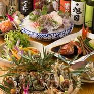 日本酒は約30種類、焼酎はおよそ70種類。お酒好きな店主が厳選した、各地方の珠玉のお酒を多数取り揃えています。料理に合うお酒はもちろんのこと、ちょっと変わった知る人ぞ知る銘酒と出会えるかもしれません。