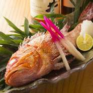 築地市場に出回る前、銚子港から直接配達されるという新鮮な魚は、身も引き締まり魚の味がはっきりと分かるほど。お造りをはじめ、煮付けや岩塩焼きなど、美味しさが十分に伝わる調理法でじっくりと堪能できます。