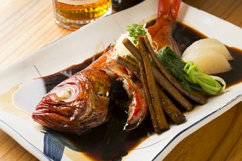 堂々たる金目鯛をふっくらと仕上げた『金目鯛姿煮付け』