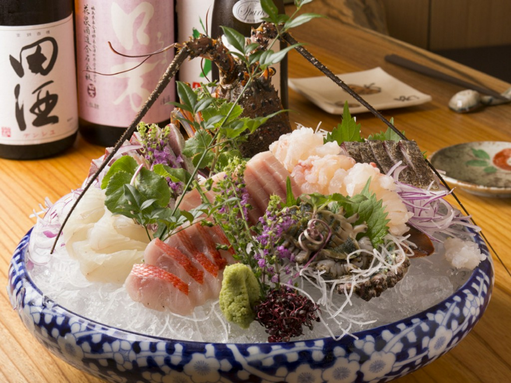 新鮮な海の幸の数々。旬を感じられる料理が味わえます