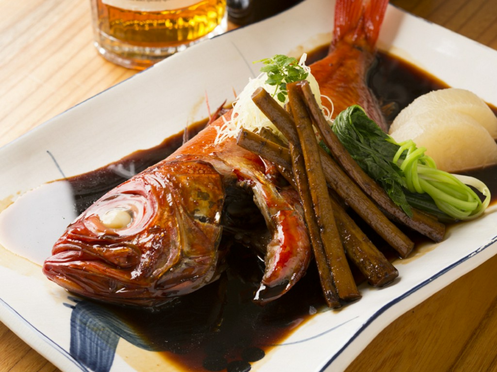 ふっくらした身とコクのある味が魅力の『金目鯛の姿煮付け』