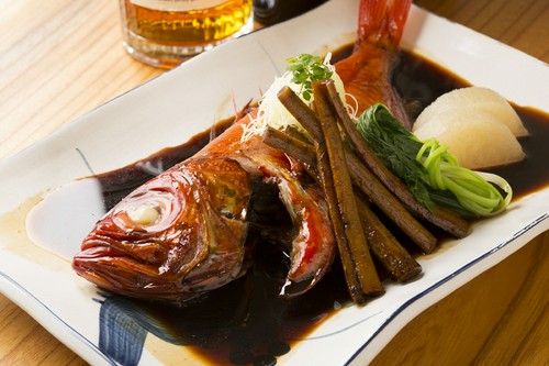 ふっくらした身とコクのある味が魅力の『金目鯛の姿煮付け』